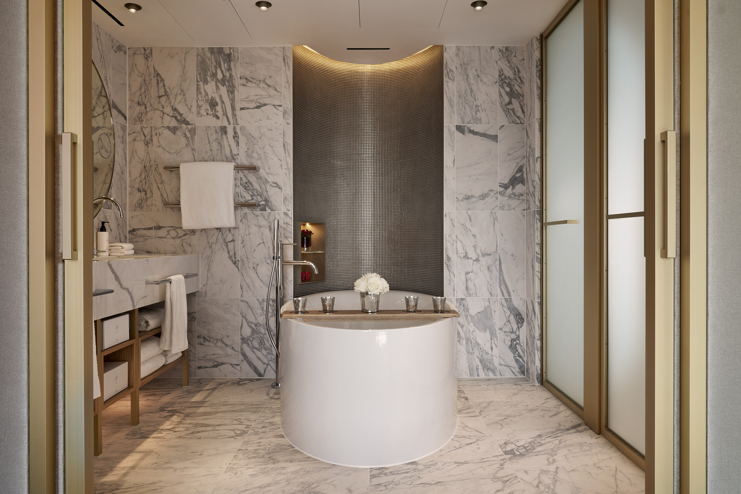 Bathtub in middle of a modern marble bathroom